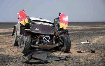 En la etapa 9, Sebastien Loeb y Daniel Elena han perdido toda opción de victoria. Rompieron en frontal de su coche al no ver un agujero. Perdieron más de siete horas en la clasificación general.