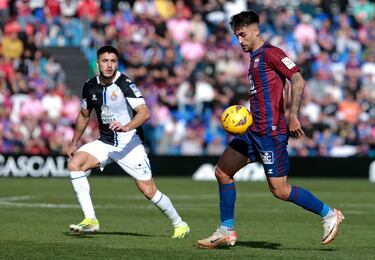 Chapela se echó al Eldense a la espalda con un doblete fundamental (el primero de su carrera), para doblegar al Espanyol. En el primero se aprovechó de un gran pase de Íñigo Piña; y en el segundo, remató de cabeza un córner.