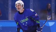 El eslovemo Ziga Jeglic celebra su gol durante el partido entre Eslovenia y Eslovaquia en la fase preliminar de hockey hielo de los Juegos Ol&iacute;mpicos de Invierno de Pyeongchang.