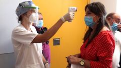 Una sanitaria del Centro de Salud de Bin&eacute;far (Huesca) toma la temperatura a la consejera de Sanidad del Gobierno de Arag&oacute;n, Sira Repoll&eacute;s.