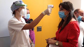 Una sanitaria del Centro de Salud de Binéfar (Huesca) toma la temperatura a la consejera de Sanidad del Gobierno de Aragón, Sira Repollés.