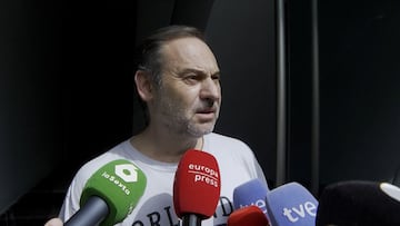 El exministro de Transportes José Luis Ábalos, ofrece declaraciones a los medios tras el registro de la UCO a su vivienda, a 10 de junio de 2025, en Valencia, Comunidad Valenciana (España). Agentes de la Unidad Central Operativa (UCO) de la Guardia Civil se encuentran registrando el domicilio del exministro de Transportes José Luis Ábalos en Valencia, por orden del magistrado del Tribunal Supremo Leopoldo Puente, que le investiga por el presunto cobro de comisiones --en efectivo y en especie-- a cambio de contratos de material sanitario y de obra pública durante la pandemia.
11 JUNIO 2025
Europa Press
11/06/2025