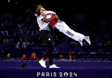 La medallista de bronce Zakia Khudadadi del Equipo Paralímpico de Refugiados celebra después de ganar la medalla de bronce en taekwondo femenino K44 -47 kg contra Naoual Laarif.