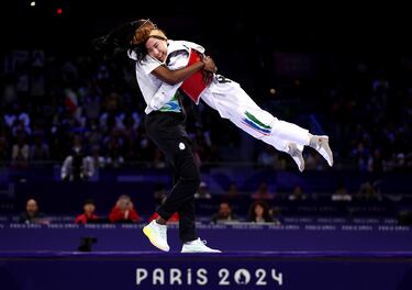 La medallista de bronce Zakia Khudadadi del Equipo Paralímpico de Refugiados celebra después de ganar la medalla de bronce en taekwondo femenino K44 -47 kg contra Naoual Laarif.