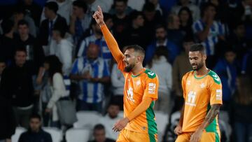 SAN SEBASTIÁN, 30/10/2022.- El delantero del Real Betis Borja Iglesias (i) celebra su gol, segundo del equipo, durante el partido de la jornada 12 de LaLiga que Real Sociedad y Real Betis disputan en el Reale Arena, en San Sebastián. EFE/Javier Etxezarreta