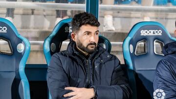 Guillermo Fernández Romo, entrenador del Racing, en el banquillo de Can Misses.