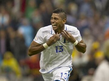 Delantero, actualmente ficha del Olimpia. Acumula 74 apariciones y 32 goles con la selección de Honduras. 