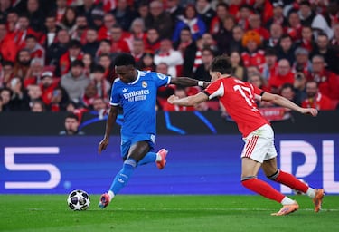0-1. Recibe Vinicius de Mbappé en el costado izquierdo, encara a su marca, traza la diagonal hacia dentro del área y saca un latigazo con la derecha para mandar el balón a la escuadra de la portería del Benfica. Imparable parra Anatoliy Trubin.