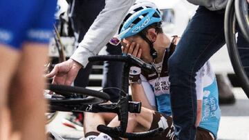 Romain Bardet se lamenta tras su ca&iacute;da en la &uacute;ltima etapa de la Volta a Catalunya.