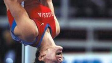 <b>ALEGRÍA RUSA.</b> Yelena Isinbayeva dio una gloriosa
voltereta tras batir el récord de pértiga y posó luego
con el marcador que lo señalaba. A la derecha,
Tatyana Lebedeva hizo lo propio tras superar la
plusmarca de triple salto. Día grande para Rusia.