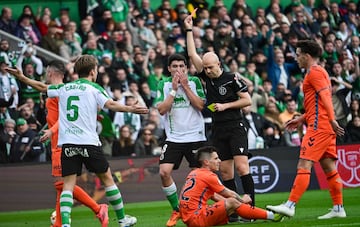 González Fuertes no dudó en expulsar a Mantilla por ocasión manifiesta de gol.