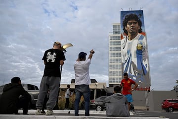 El artista argentino Maxi Bagnasco está terminando un gran mural que se ha expuesto en Canning, un barrio de las afueras de la ciudad argentina, con motivo de lo que sería el 62 cumpleaños de la leyenda el 30 de octubre. 