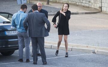 Los hijos de Blanca Fernández Ochoa llegando al tantorio para dar el último adiós a su madre.