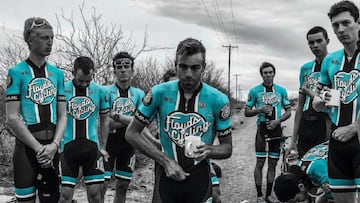 Varios corredores del Floyd's Pro Cycling posan con el maillot del equipo.