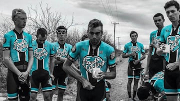 Varios corredores del Floyd&#039;s Pro Cycling posan con el maillot del equipo.