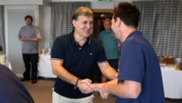 Tata Martino saluda a Leo Messi.