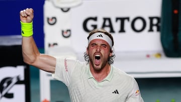 El tenista griego Stefanos Tsitsipas celebra su victoria ante el italiano Flavio Cobolli en el Abierto Mexicano Telcel, el Torneo ATP 500 de Acapulco.