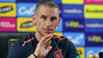 AME5955. QUITO (ECUADOR), 09/10/2024.- El entrenador de la selección de fútbol de Ecuador, Sebastián Beccacece, habla durante una rueda de prensa este miércoles, en Quito (Ecuador). Beccacece anticipó que el partido contra Paraguay, correspondiente a la novena fecha de las eliminatorias sudamericanas de clasificación para el Mundial de 2026, será de riesgos y de concentración extrema. EFE/ José Jácome