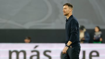 MADRID, 09/11/2025.- El entrenador del Real Madrid, Xabi Alonso, tras el partido de la jornada 12 de LaLiga EA Sports que Rayo Vallecano y Real Madrid disputan este domingo en el Estadio de Vallecas, en la capital española. EFE/ Mariscal