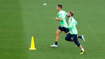 Los jugadores del Athletic Club Ander Herrera (i) e Iker Mauniain este mi¨¦rcoles en el entreno donde el equipo bilba¨ªno recibir¨¢ el domingo al Espanyol con el objetivo de lograr una victoria que le colocar¨ªa con 10 puntos y, adem¨¢s de afianzar su posici¨®n en la zona de Liga de Campeones, le permitir¨ªa igualar el mejor arranque liguero en los ¨²ltimos 29 a?os.EFE/Luis Tejido