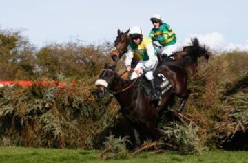 Many Clouds montado por Leighton Aspell en su camino a ganar el 2015 de Crabbie Grand National