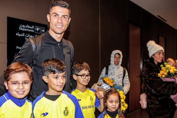 Cristiano Ronaldo ya est¨¢ en Arabia Saud¨ª. El portugu¨¦s ser¨¢ presentado en el d¨ªa de hoy con su nuevo equipo y cientos de aficionados le han esperado en su aterrizaje en su nuevo pa¨ªs.
