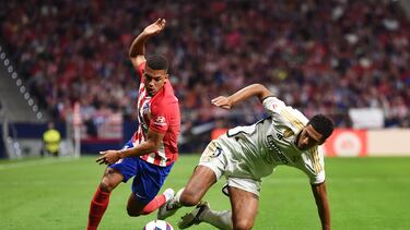 Samuel Lino disputa un balón.