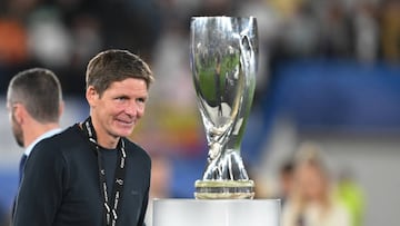 10 August 2022, Finland, Helsinki: Soccer: UEFA Super Cup, Real Madrid - Eintracht Frankfurt, final at Helsinki Olympic Stadium, Frankfurt head coach Oliver Glasner reacts next to the trophy after the match. Photo: Arne Dedert/dpa (Photo by Arne Dedert/picture alliance via Getty Images)