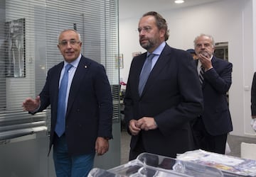 Alejandro Blanco, presidente del COE, y Juan Cantón, gerente de AS, en su visita a la redacción del Diario AS.