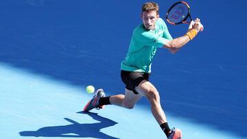 Pablo Carreño devuelve una bola ante David Goffin durante su partido de primera ronda del Rakuten Open en el Ariake Coliseum de Tokio.