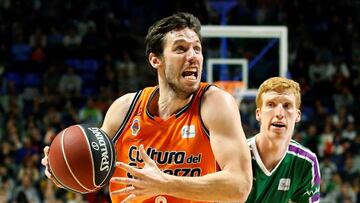 Sam Van Rosson entra a canasta ante Alberto Díaz durante el Unicaja-Valencia.