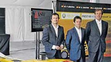 <b>EL EQUIPO. </b>De Castro (izqda.), Burgueño y Amaral, con su coche.