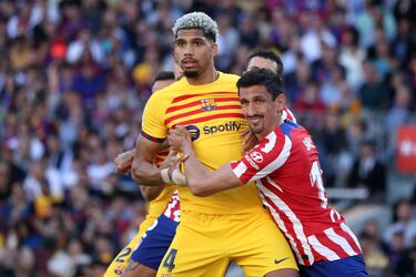 Uno de los fichajes más rentables de la última década. Jugador insignia ya en el Atlético de Madrid y muy querido por la afición. Son nueve temporadas en el club, algunas de ellas marcadas por las lesiones, y 297 partidos. Firmó en 2015 procedente de la Fiorentina, que a cambio recibía a Mario Suárez y 12 millones. En su palmarés con el Atlético ha levantado una Europa League, una Supercopa de Europa y una Liga. En la operación también entró Mario Suarez, que se marchó a la Fiorentina.
PUBLICADA 25/04/23 NA MA11 2COL
