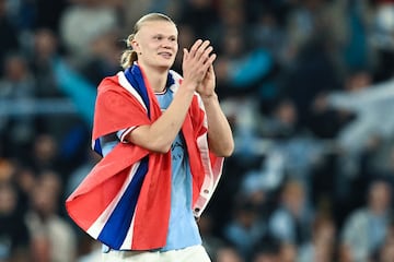 El noruego Erling Haaland celebró la victoria de su equipo con la bandera de su país. 