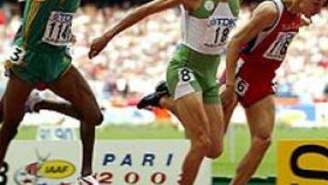 <b>JUSTO AL FINAL.</B> En una final muy apretada, el argelino, que consiguió el bronce en el Mundial de Sevilla, se impuso casi sobre la línea de meta al ruso Youri Borzakovski y al sudafricano Mbulaeni Mulaudzi.