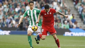 Mandi y Vitolo, durante el &uacute;ltimo Betis-Sevilla.