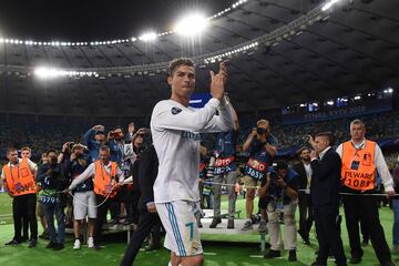 Mientras el Madrid celebraba la tercera Champions consecutiva, Cristiano echó un jarro de agua helada: “Fue muy bonito estar en el Madrid…”. Su salida se produciría en julio, durante el Mundial de Rusia y ponía punto y final a nueve años, con 450 goles en 438 partidos, el máximo goleador histórico. Se marchaba a la Juventus por él algo más de 100M€. El motivo de su marcha fue una agria disputa con el club a causa de sus emolumentos (consideraba que el Barça trataba mejor a Messi). Su marcha dejó trastocada a la afición y a sus compañeros, que vieron pasar a tres entrenadores en el primer año sin la gran estrella blanca. Sin embargo, ahora las relaciones entre Florentino y el portugués han mejorado. El tiempo lo cura todo…