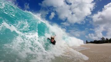 Wipeout de Blair Conklin en Keiki Beach (Hawái).
