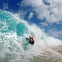 Profesionales del skim se enfrentan a la orillera más peligrosa de Hawái