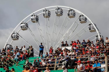Las gradas del circuito de Cheste llena de espectadores que acuden al circuito tras un año de ausencia por las inundaciones provocadas por la Dana de Valencia de 2024.