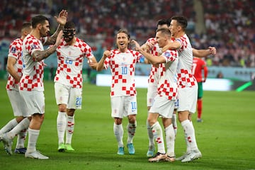 La mayor leyenda del fútbol croata. El histórico mediocentro nacido en Zadar, debutó en 2006 con la Selección. Desde entonces ha sido el líder en el terreno de juego. Mientras coleccionaba títulos con el Real Madrid, Modric llevó a su selección a dos podios mundiales (Finalista en 2018 y tercera en 2022). El 10 croata tardará en encontrar a alguien con el nivel del Genio de Zadar. A sus 38 años está a punto de jugar su novena fase final de un torneo de Selecciones (4 mundiales y 5 Eurocopas). 