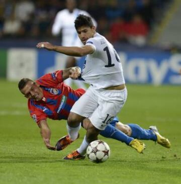 El jugador de Manchester City Sergio Agüero (d) disputa un balón con Lukas Hejda de Viktoria Plzen, durante el partido de la Champions League.