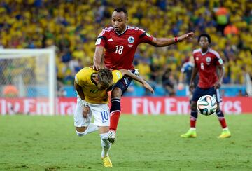 Al minuto 88 del encuentro, Neymar se preparó para recibir el balón fuera de su propia área después de un rebote defensivo. El defensa colombiano, Juan Camilo Zúñiga, impactó en la espalda del delantero brasileño por su afán de buscar el esférico. El resultado fue una fractura de vértebra