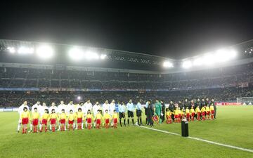 Salen de los equipos al césped.