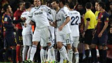 Pepe, en una acción del Barça-Madrid de Copa.