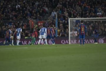 Umtiti marcó en propia puerta. 2-1.