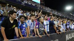 Aficionados del Malaga mostrando su malestar.