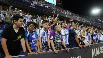 Aficionados del Malaga mostrando su malestar.