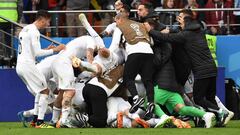 Uruguay players celebrate after Uruguay&#039;s defender Jose Gimenez scored the opening goal during the Russia 2018 World Cup Group A football match between Egypt and Uruguay at the Ekaterinburg Arena in Ekaterinburg on June 15, 2018. / AFP PHOTO / JORGE 