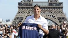 Zlatan Ibrahimovic posa con la camiseta del PSG el d&iacute;a de su presentaci&oacute;n